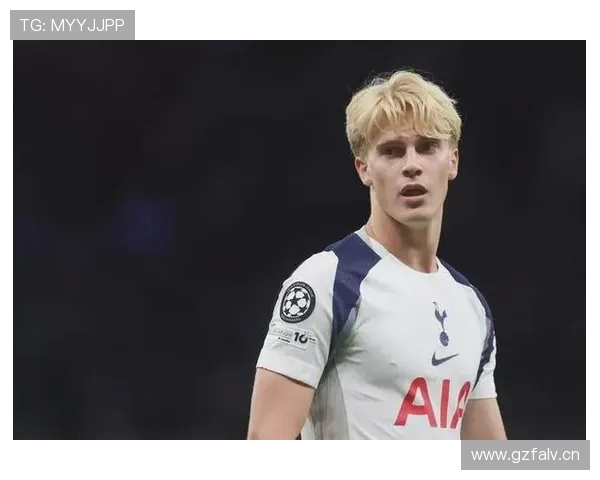 鲁尼盛赞贝里瓦尔年轻却沉稳展现超龄成熟气质令人惊叹